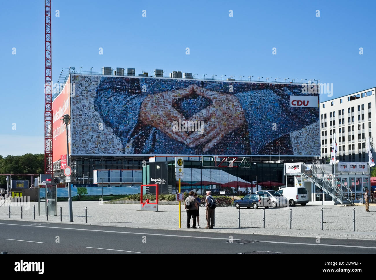 Grande Angela Merkel triangolo poster in Berlin Foto Stock