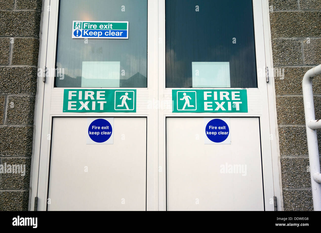 Un incendio porta di uscita in un edificio industriale Foto Stock