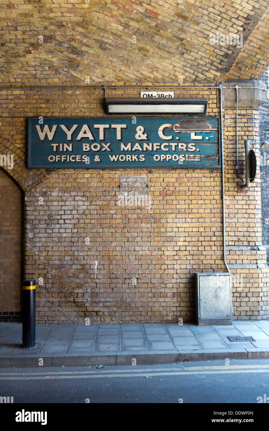 Wyatt & Co. Ltd. La Scatola di Stagno Manfctrs. Il vecchio segno di Tanner Street, Southwark. Londra, Inghilterra, Regno Unito. Foto Stock