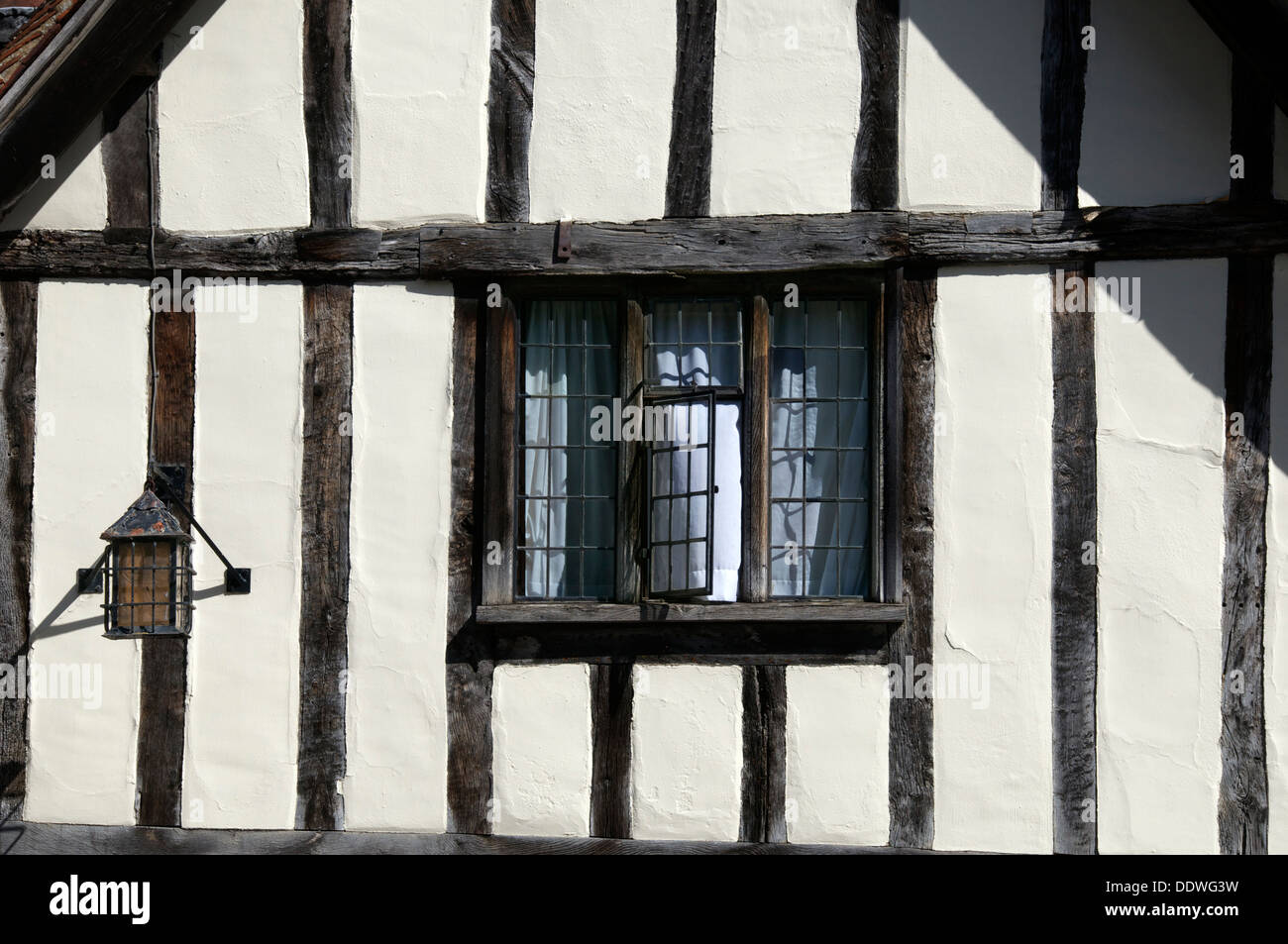 Finestra in legno vecchio edificio incorniciato Lavenham Suffolk in Inghilterra Foto Stock