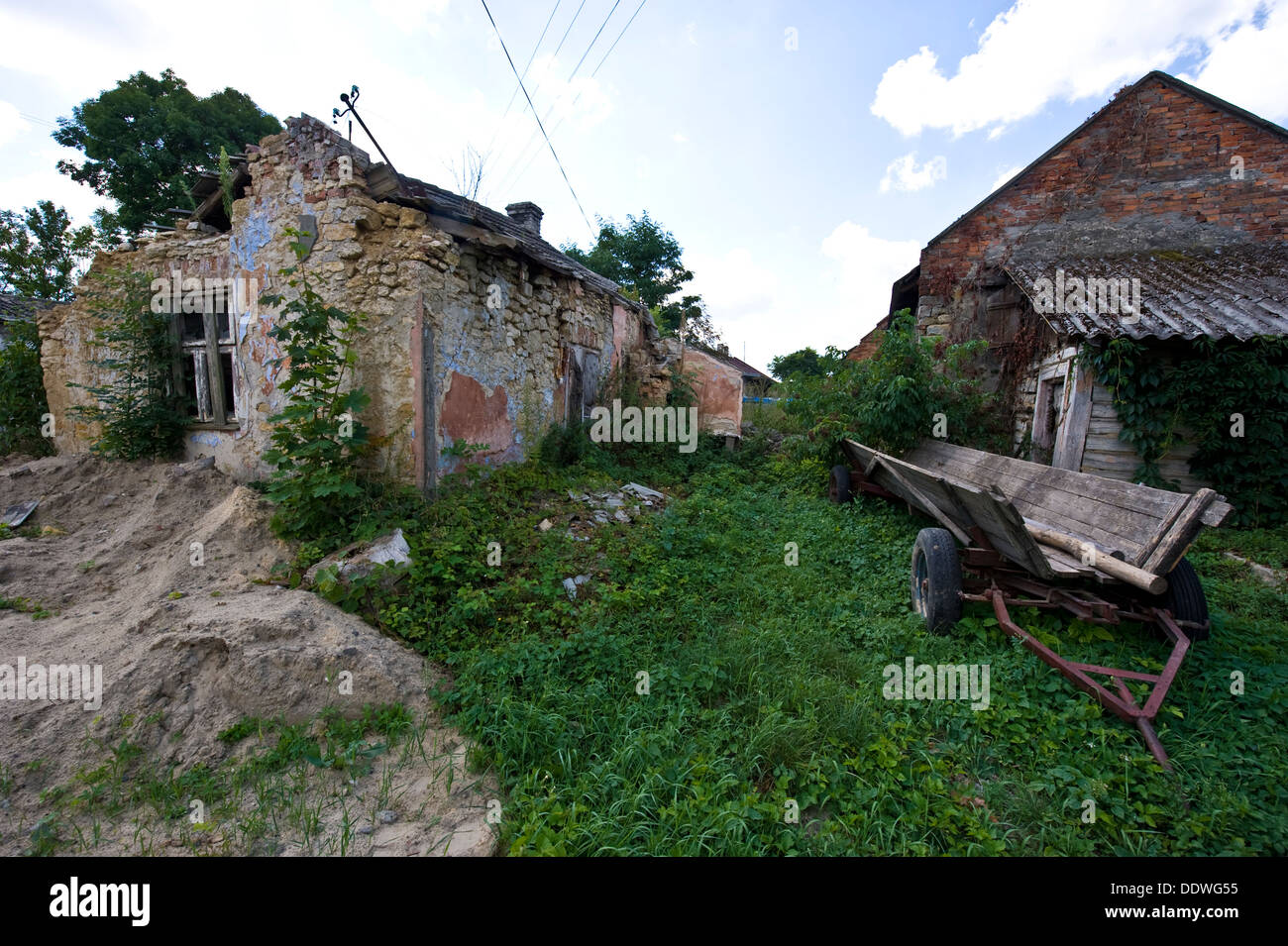 Un abbandonato e trascurato agriturismo a Raków, un villaggio nel centro-sud della Polonia. Foto Stock