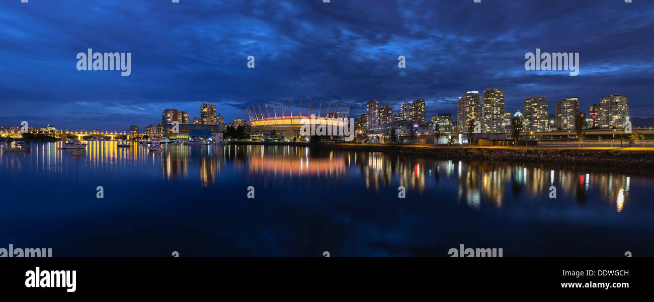 Vancouver BC Canada Downtown skyline della città da False Creek a sera ora blu Panorama Foto Stock