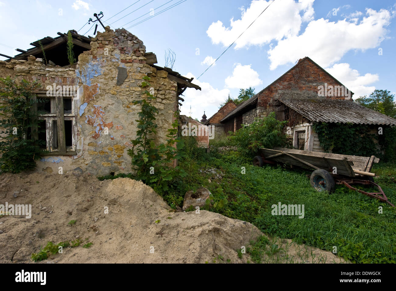Un abbandonato e trascurato agriturismo a Raków, un villaggio nel centro-sud della Polonia. Foto Stock