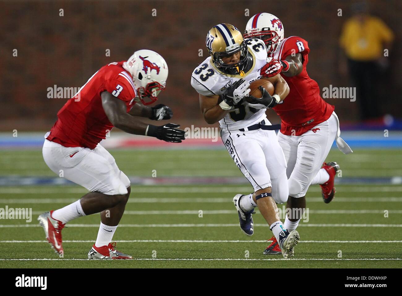 University Park, TX, Stati Uniti d'America. 7 Sep, 2013. 7 Settembre 2013: Montana di Stato Bobcats running back Shawn Johnson (33) Si ritiene che le catture di un passaggio durante un collegio di NCAA Football gioco quando SMU hosted Montana di Stato a Gerald Ford J. Stadium nel Parco di Università, TX. Neil Fonville/CSM/Alamy Live News Foto Stock