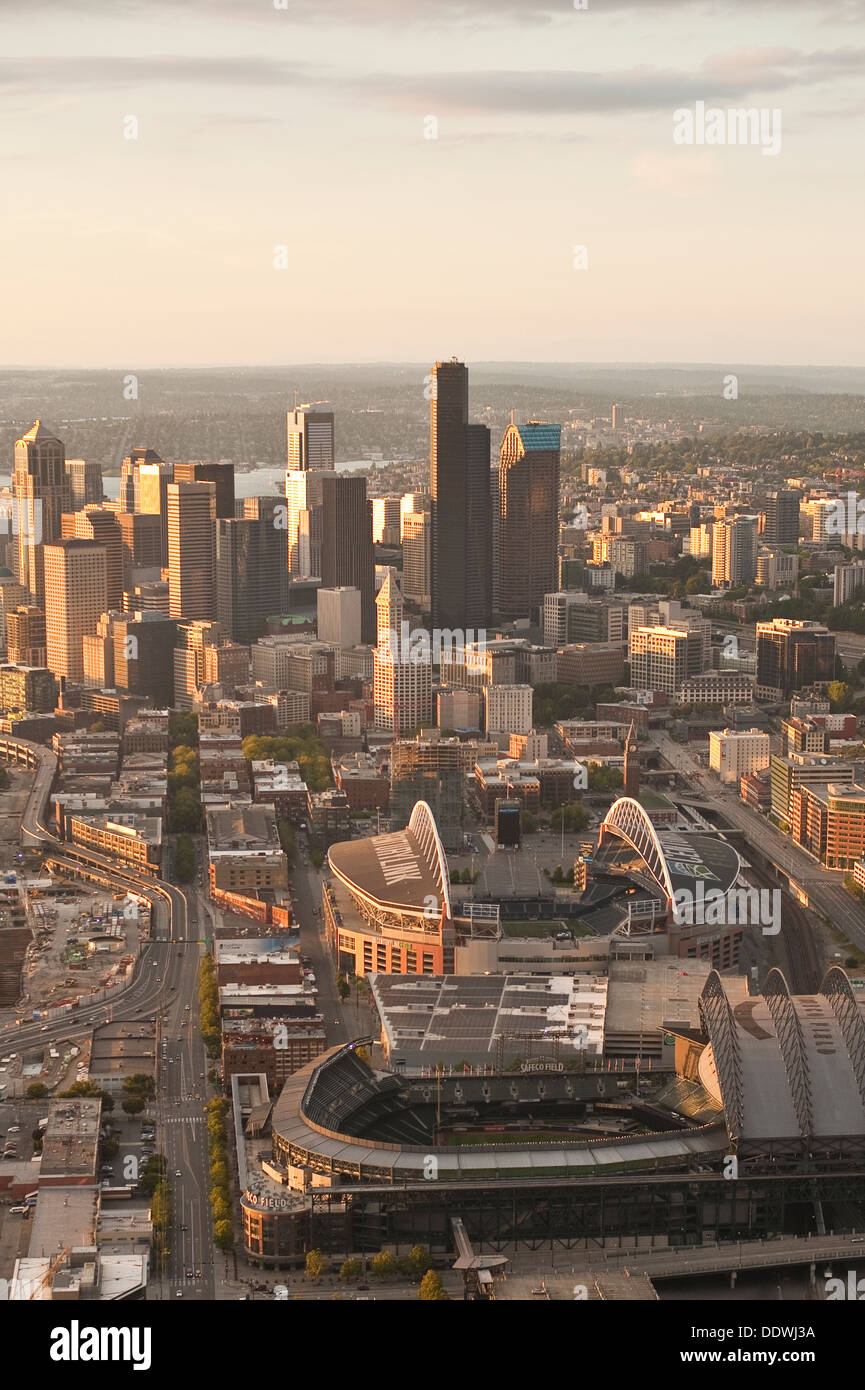 Immagine retrò della vista aerea dello skyline di Seattle con gli stadi CenturyLink e i campi Safeco verso il tramonto Foto Stock
