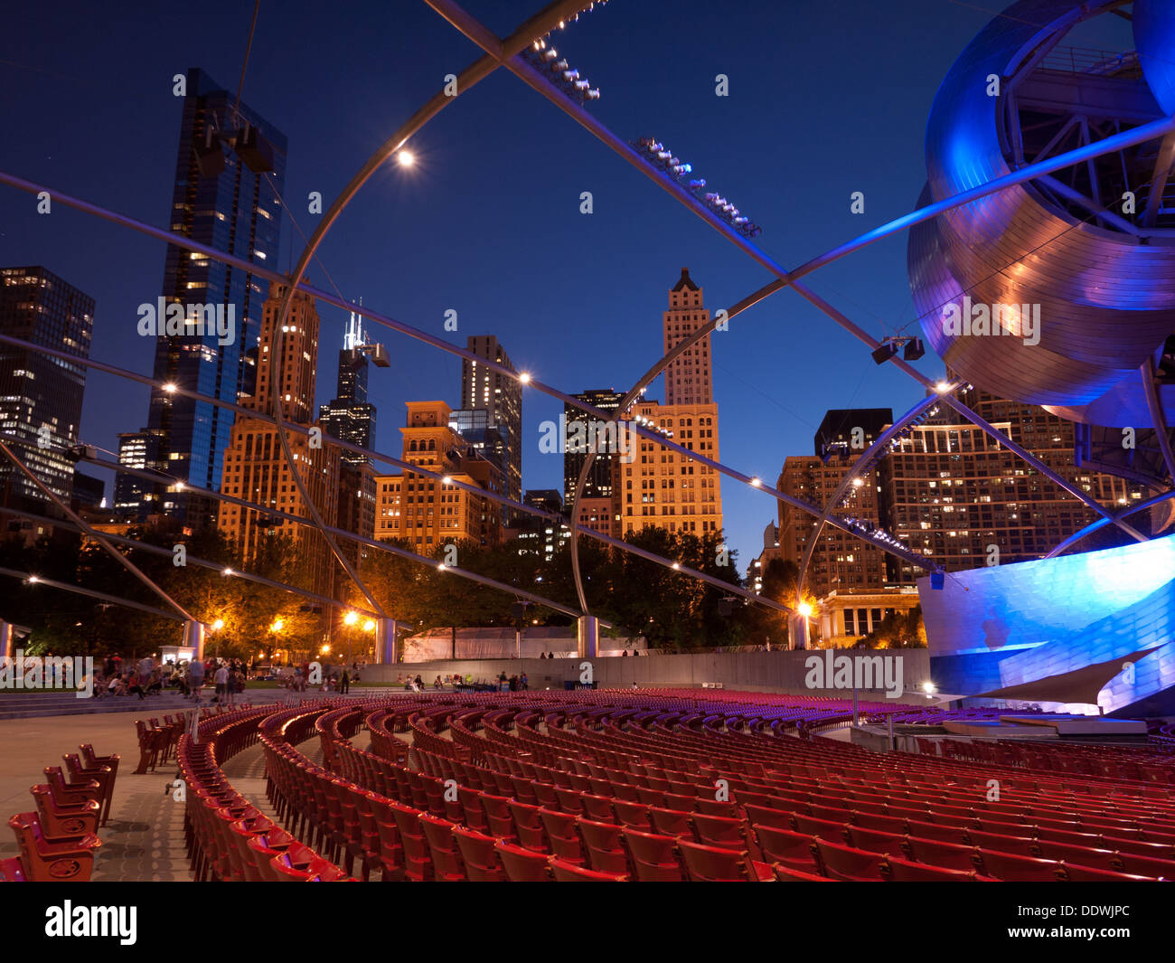 Una notte vista sullo skyline di Chicago dal magnifico Jay Pritzker Pavilion di Millennium Park. Foto Stock
