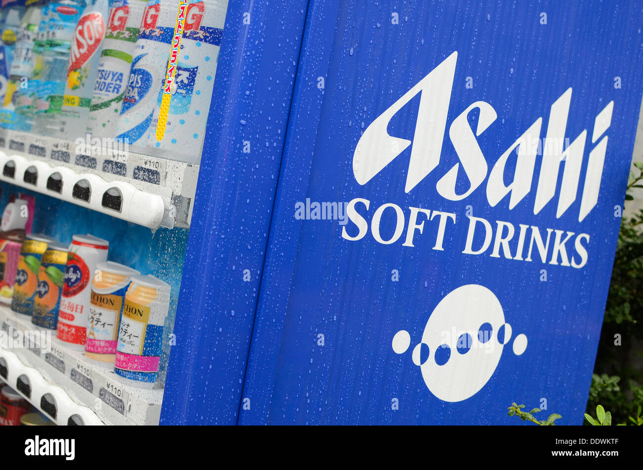 Un distributore automatico con Asahi (Giapponese drinks company) scritto sul lato. Foto Stock