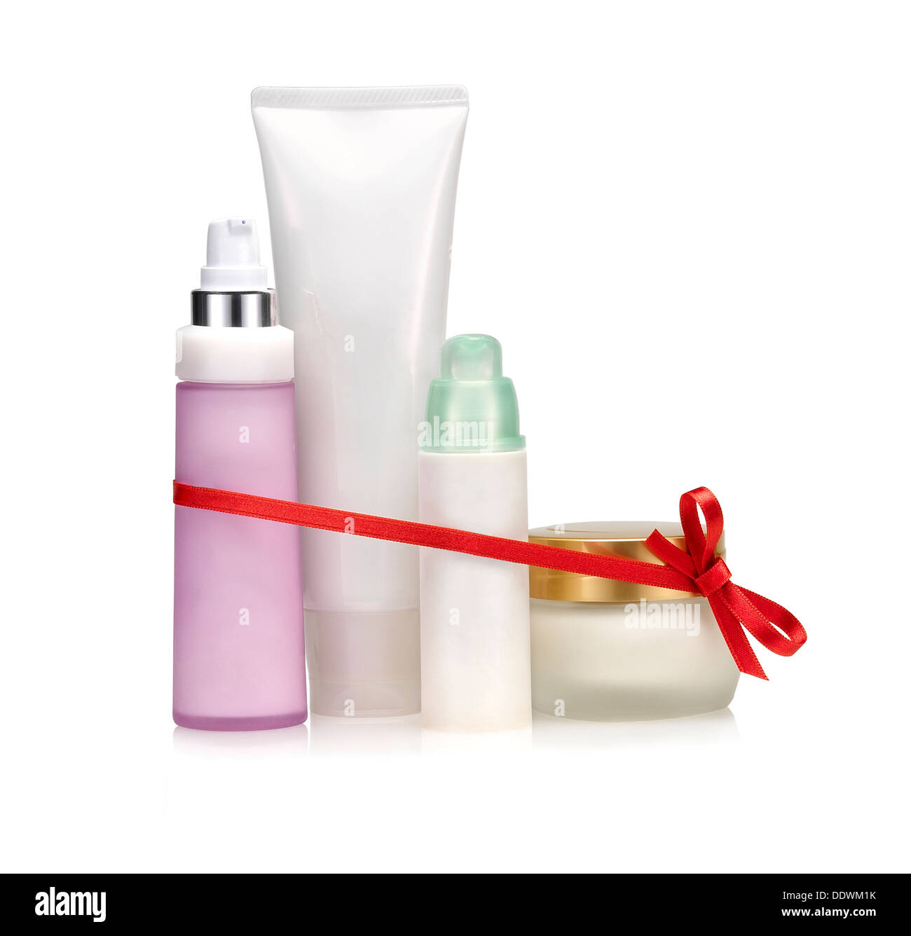 Set cosmetico dono su sfondo bianco con un fiocco rosso. Regalo di natale. Foto Stock