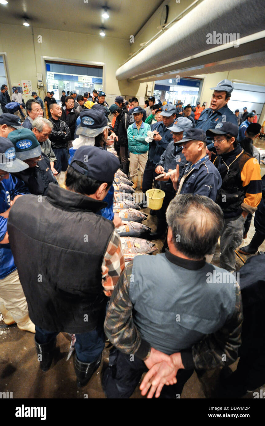 Asta del tonno in un mercato del pesce di Osaka in Giappone. Foto Stock