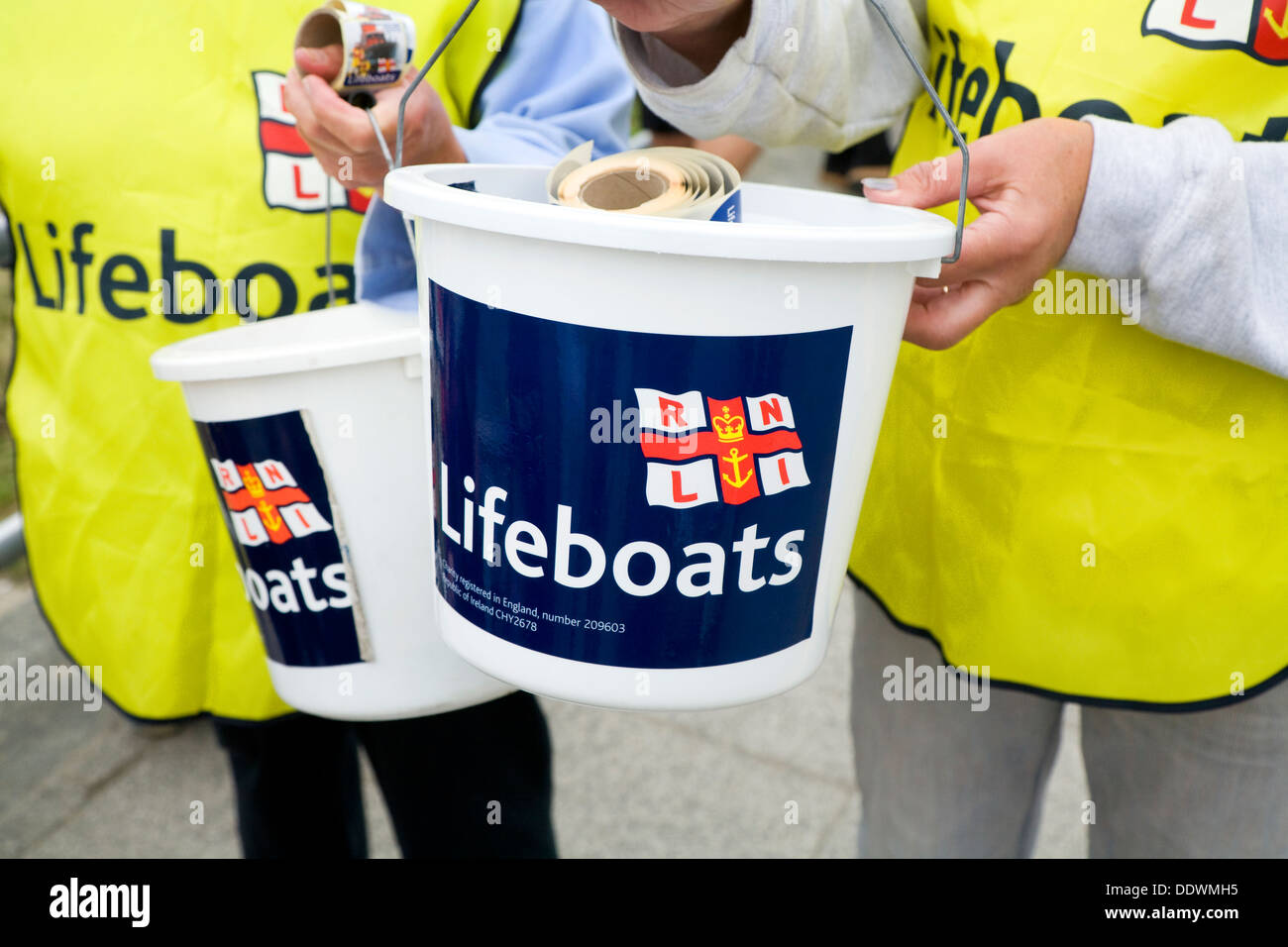 Le associazioni di beneficenza collector / carità collezionisti cassetta di raccolta / cassette per raccogliere per / la raccolta per il RNLI / Royal National. Regno Unito. Foto Stock