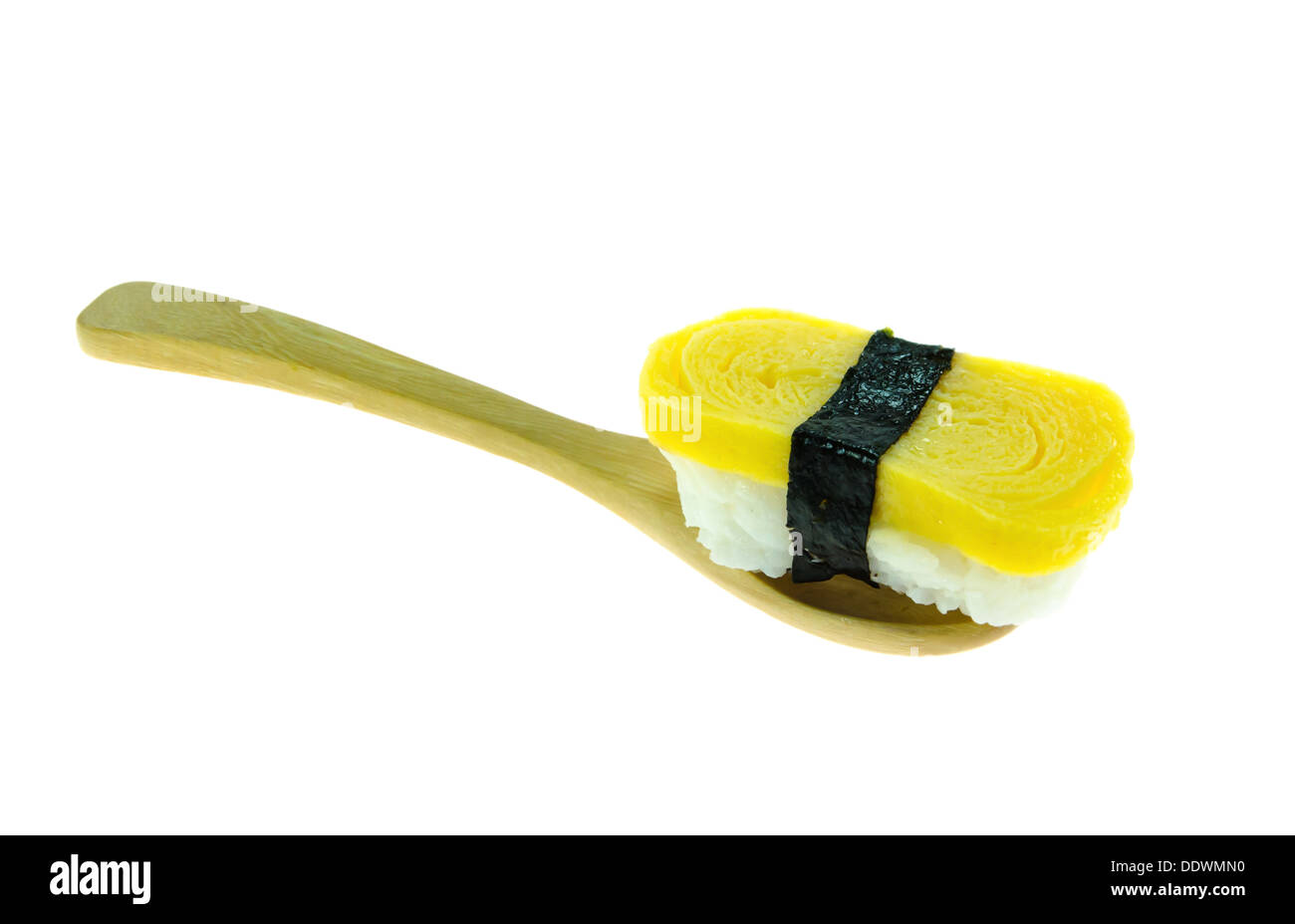 Tamago yaki sushi è utilizzando un uovo, come una frittata di sushi con il cucchiaio di legno Foto Stock