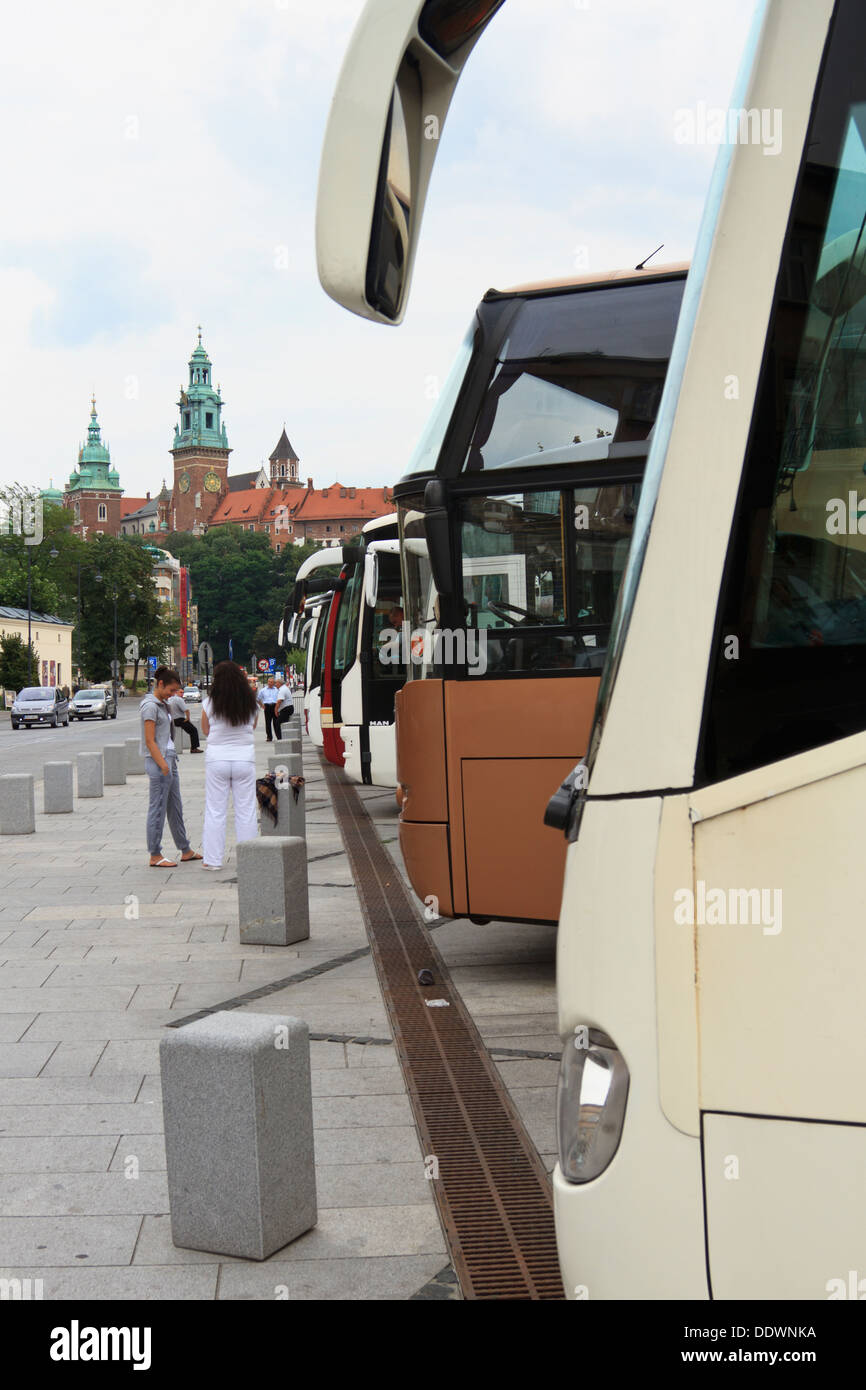 Una fila di autobus turistici sul parcheggio vicino al castello di Wawel a Cracovia, Polonia. Foto Stock
