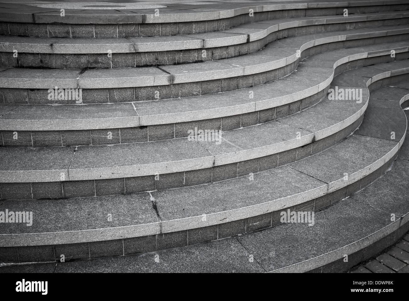 Sette curve grigio moderne scale di pietra nella città Foto Stock