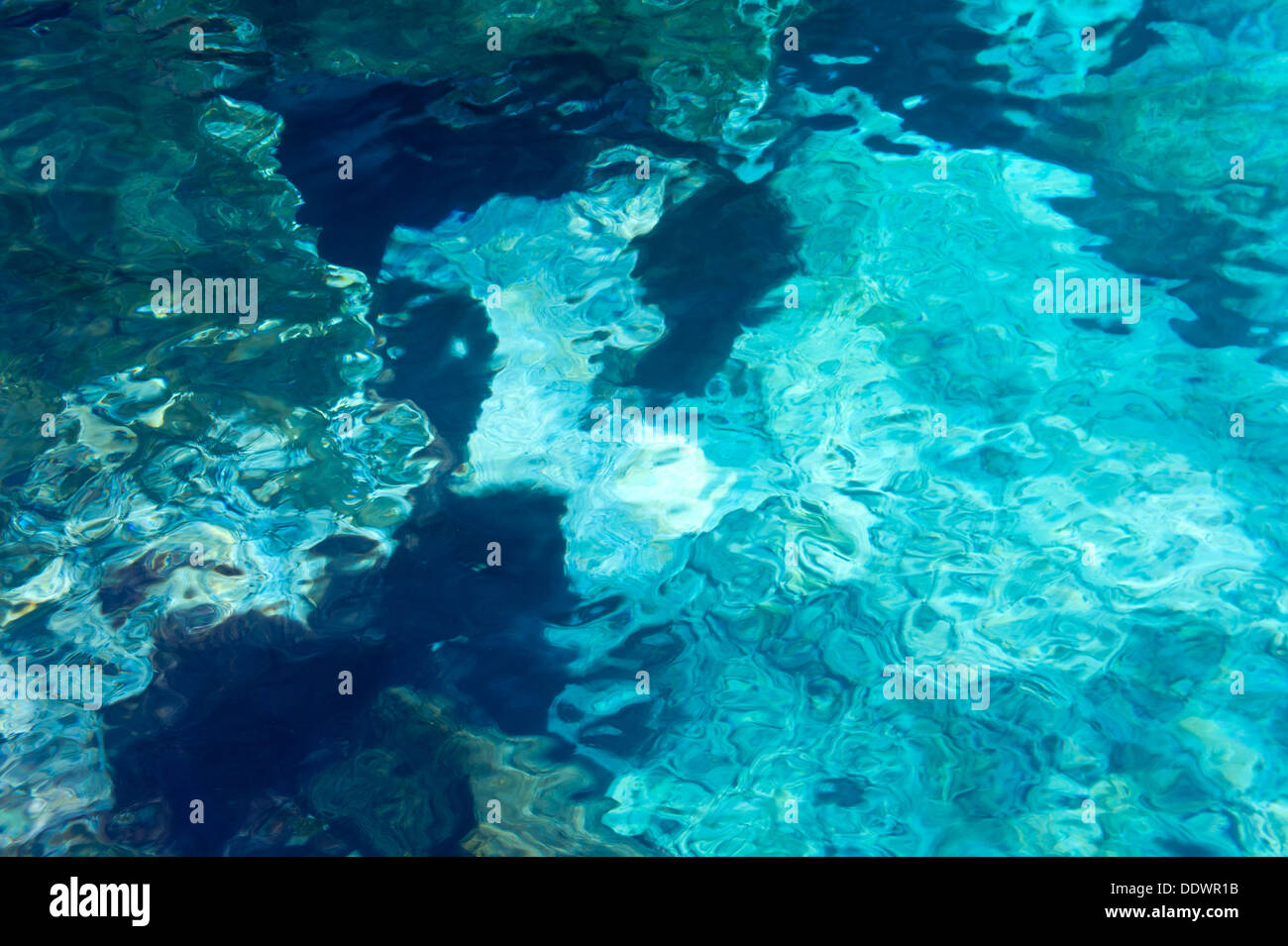 L'acqua turchese contesto roccioso, Oceano Atlantico. Foto Stock