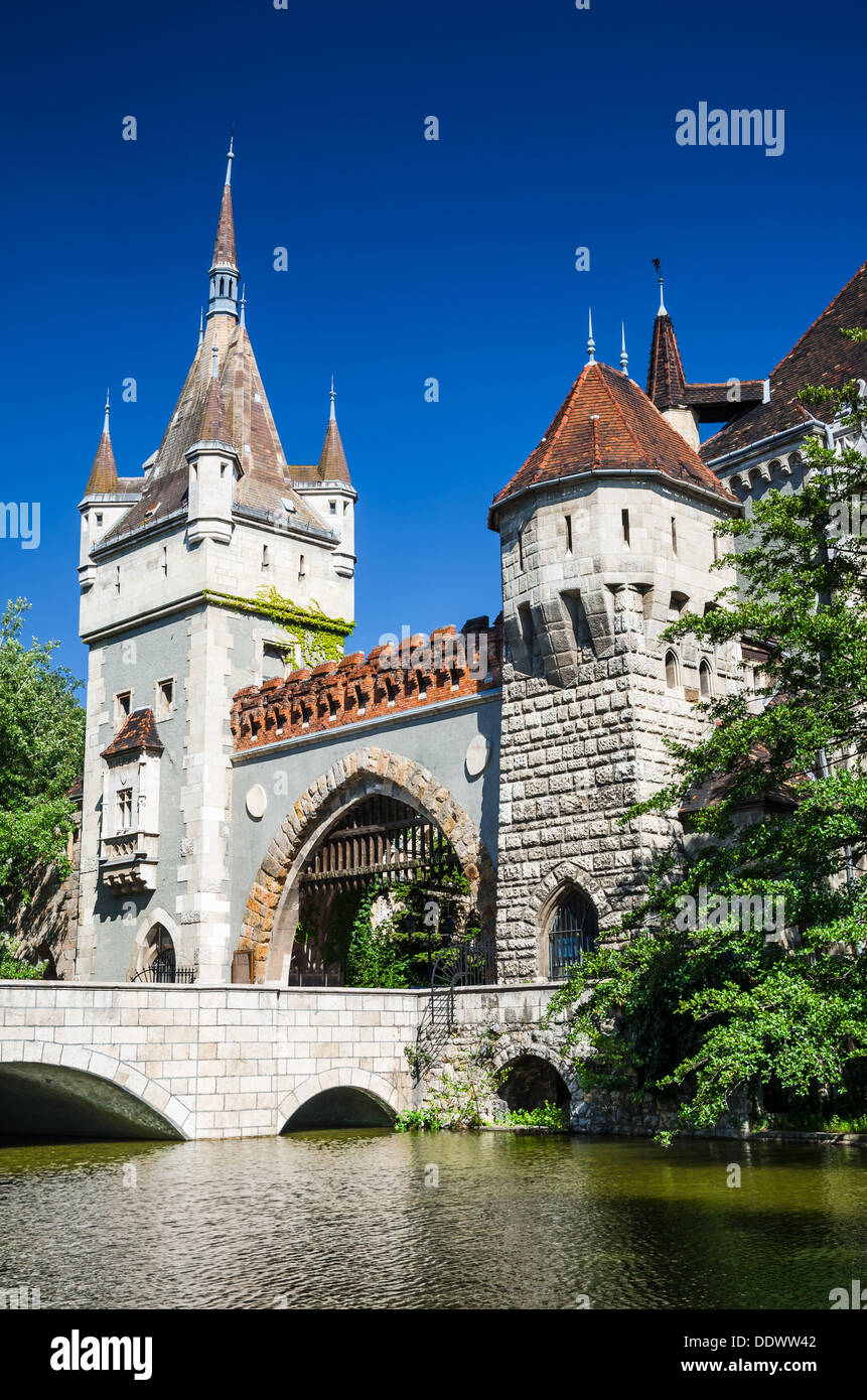 Castello di Vajdahunyad, al parco della città di Budapest, è progettato in diversi stili: Romanico, Gotico, Rinascimentale e Barocco Foto Stock