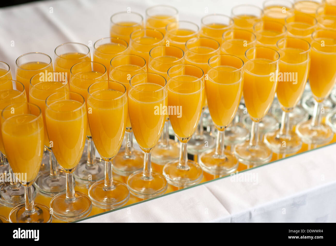 Bicchieri di Bucks Fizz su un tavolo Foto Stock