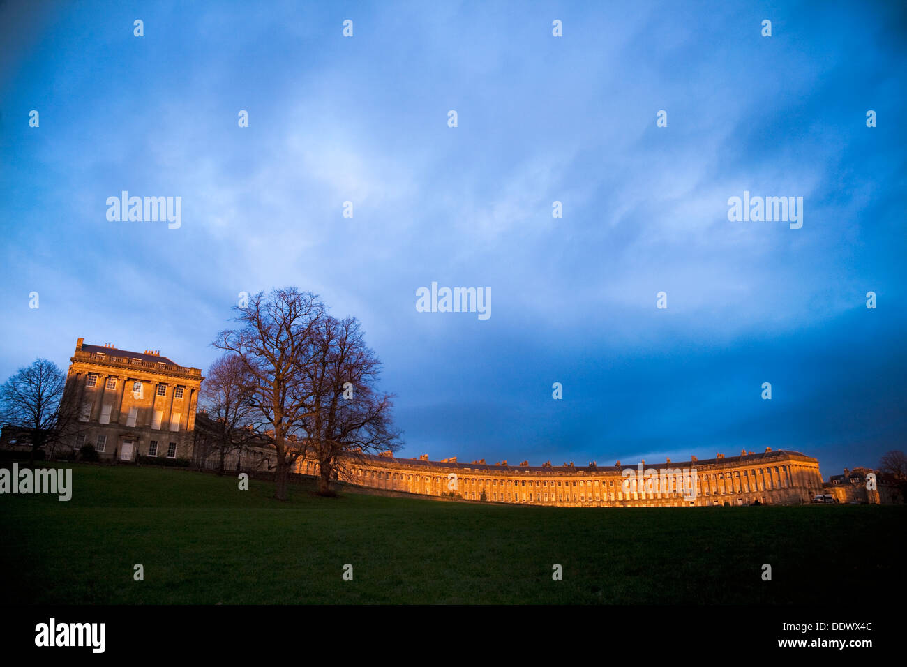 Royal Crescent in bagno, illuminato dalla calda luce della sera. Foto Stock