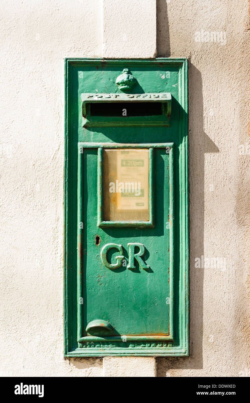 Postbox verde con "GR" per il re Giorgio V, in Irlanda. Installati tra il 1910 e il 1919. Foto Stock