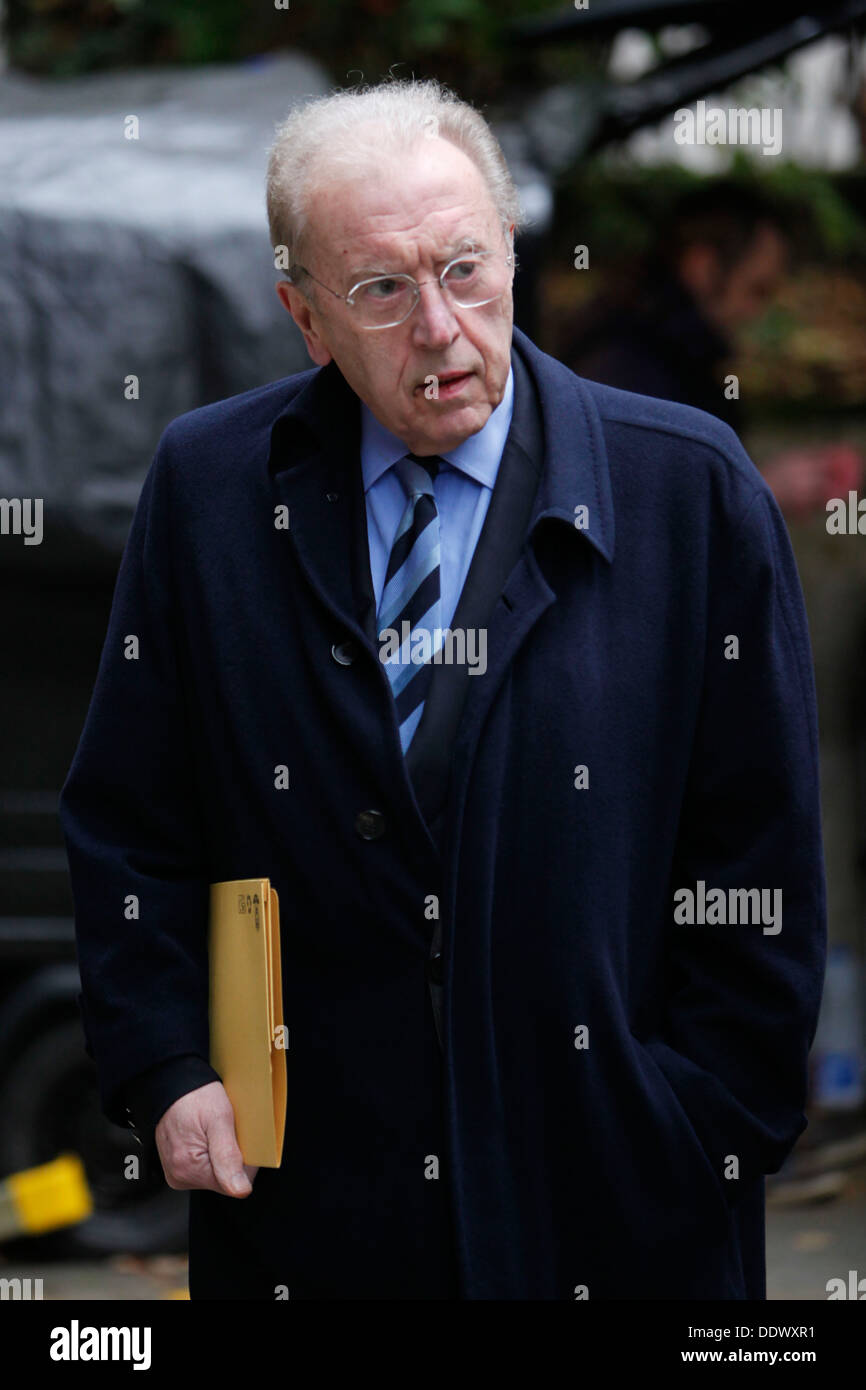 David Frost arriva a St sposa la Chiesa a frequentare Derek Jameson memoriale di servizio a Londra Gran Bretagna 28 novembre 2012. Foto Stock