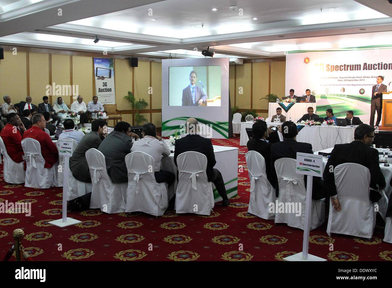 Dacca, 8 Sep, 2013. Quattro operatori di telecomunicazioni gare di squadre di Grameenphone, Banglalink, Robi e Airtel sono visibili durante il 3G spectrum asta svoltasi a Ruposhi Bangla Hotel nella capitale Dacca . Quattro operatori telecom del paese acquisito 25 megahertz (MHz) dello spettro domenica quando il tanto atteso asta per 3G (terza generazione) si è tenuto nella capitale. Nella prima fase dell'asta, leader di mercato Grameenphone acquisito 10 megahertz (MHz) dello spettro al prezzo di $210 milioni. Nella seconda fase, Banglalink, Robi e Airtel ogni acquisito 5 MHz di spettro. Foto Stock