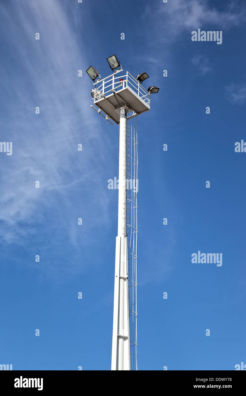 Torre di illuminazione contro un cielo blu chiaro. Foto Stock