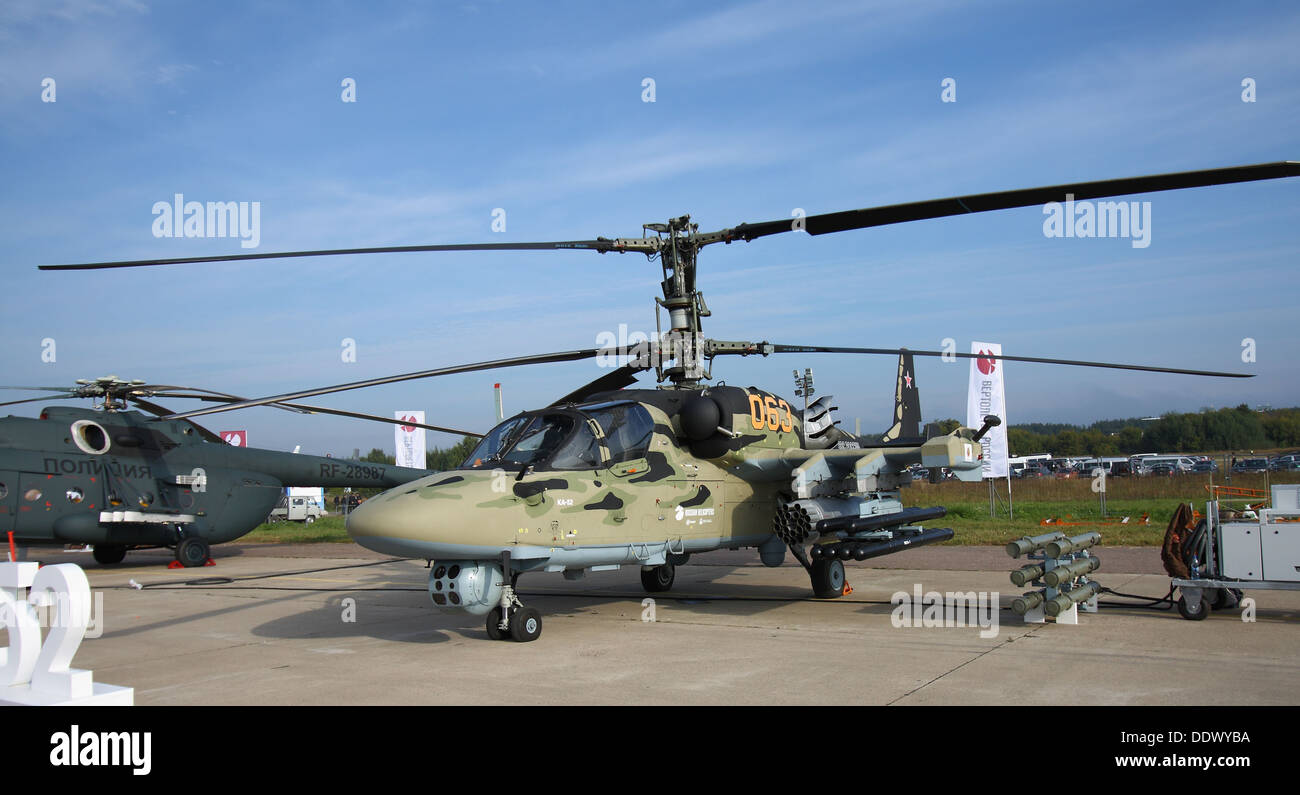 Il Kamov Ka-52 è un elicottero d'attacco di fabbricazione russa, presentato al MAKS 2013 Airshow. È noto per il suo design avanzato, con rotori coassiali e una varietà di armamenti per le missioni di combattimento. Foto Stock