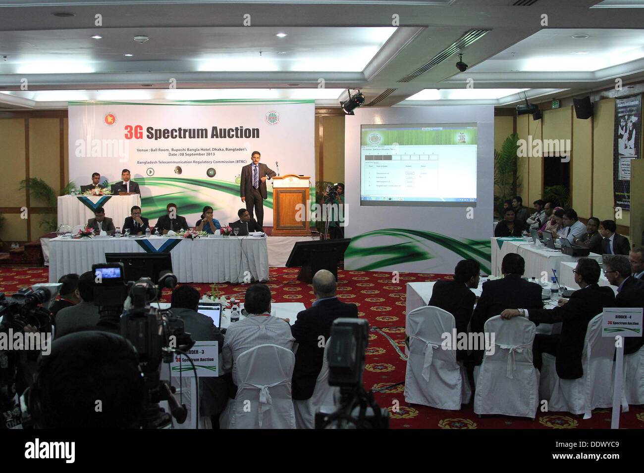 Dacca, 8 Sep, 2013. Quattro operatori di telecomunicazioni gare di squadre di Grameenphone, Banglalink, Robi e Airtel sono visibili durante il 3G spectrum asta svoltasi a Ruposhi Bangla Hotel nella capitale Dacca . Quattro operatori telecom del paese acquisito 25 megahertz (MHz) dello spettro domenica quando il tanto atteso asta per 3G (terza generazione) si è tenuto nella capitale. Nella prima fase dell'asta, leader di mercato Grameenphone acquisito 10 megahertz (MHz) dello spettro al prezzo di $210 milioni. Nella seconda fase, Banglalink, Robi e Airtel ogni acquisito 5 MHz di spettro. Foto Stock
