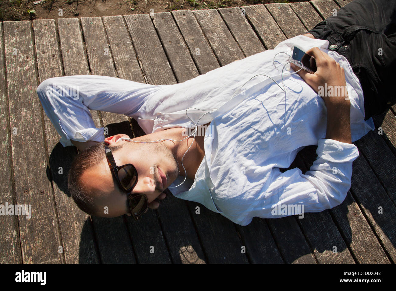 Ragazzo giovane ascoltando la musica Foto Stock