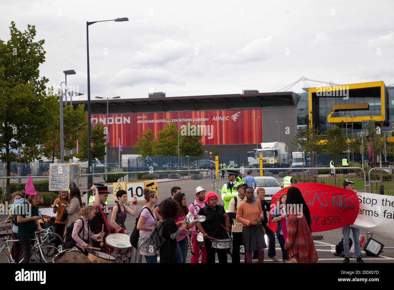 Londra, Regno Unito. Domenica, Settembre 8 bracci Anti manifestanti bloccano gli ingressi al centro Excel dove il DSEI arms è la fiera che si terrà questa settimana. Credito: Nelson pereira/Alamy Live News Foto Stock