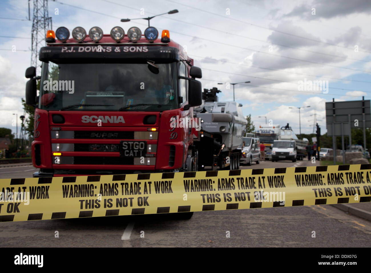 Londra, Regno Unito. Domenica, Settembre 8 un carrello tenta di consegnare uno dei presenta al Salone DSEI arms fiera presso il centro Excel di Londra è bloccato da un gruppo di manifestanti. Credito: Nelson pereira/Alamy Live News Foto Stock