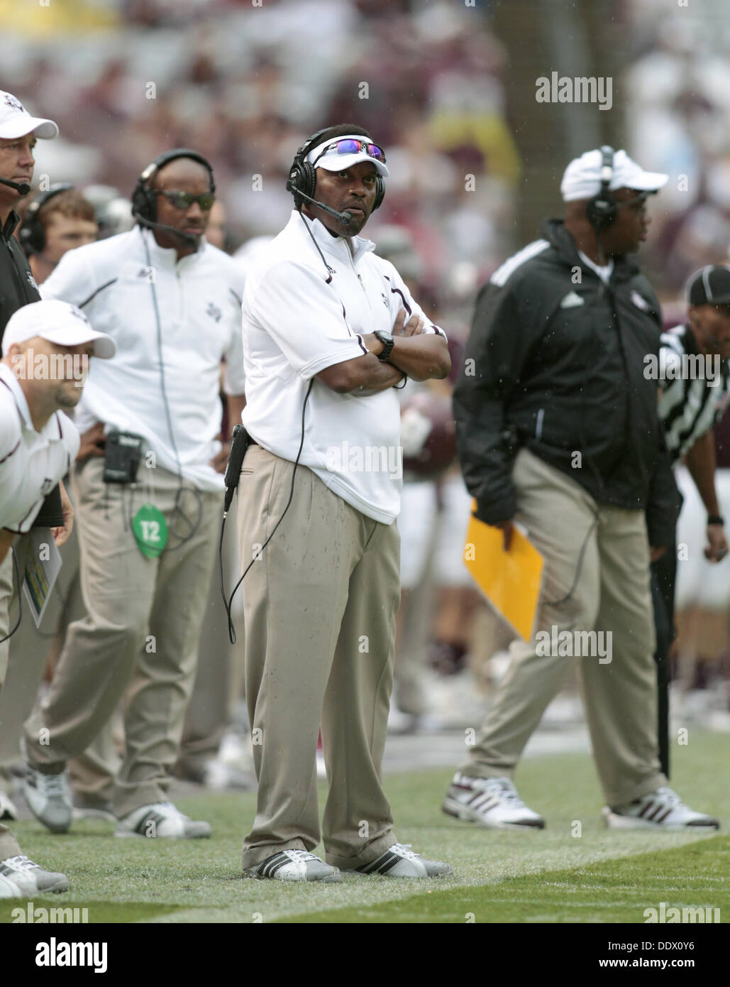 College Station, Texas, Stati Uniti d'America. 8 Sep, 2013. 9/7/13 - Texas A&M head coach Kevin Sumlin nella partita contro il Sam Houston Membro a Kyle Campo in College Station, Texas sabato 7 settembre, 2013. A&M ha vinto 65-28.Foto di Erich Schlegel Credito: Erich Schlegel/ZUMAPRESS.com/Alamy Live News Foto Stock