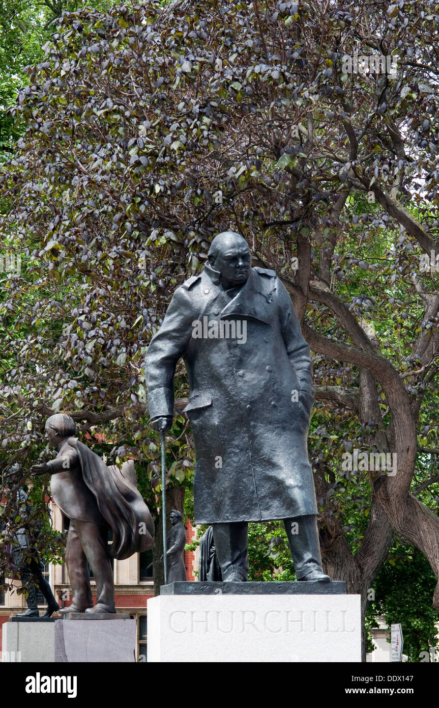 Inghilterra, Londra, Westminster. Statua di Winston Churchill in Parliament Square di Ivor Roberts-Jones Foto Stock