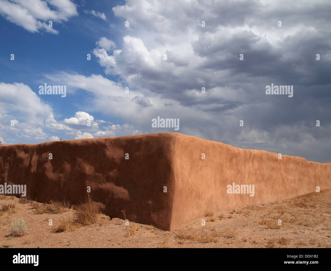 Adobe parete perimetrale per mantenere la sabbia e polverosa lontano da edifici all'interno) di una residenza privata a Rio Rancho, Stati Uniti d'America Foto Stock