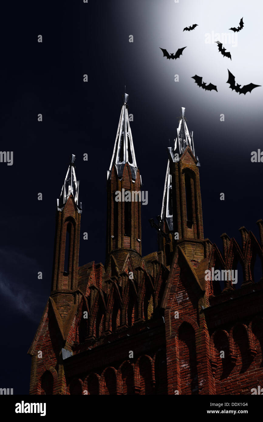 Scheda di Halloween con chiesa e pipistrelli di notte Foto Stock