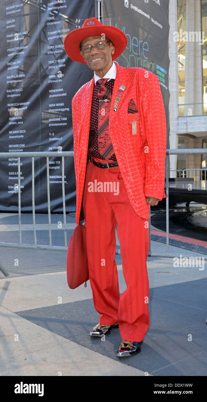 Ritratto di un senior Arthur Gonzalves indossando un colorato di rosso vestito alla Settimana della Moda presso il Lincoln Center di New York City Foto Stock