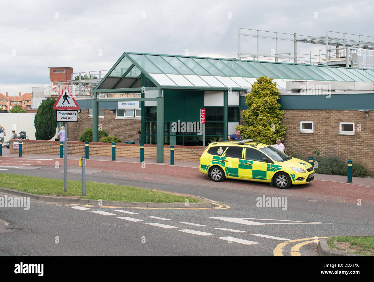 Ingresso principale a Gateshead Queen Elizabeth Hospital con personale paramedico di emergenza del veicolo parcheggiato, North East England, Regno Unito Foto Stock