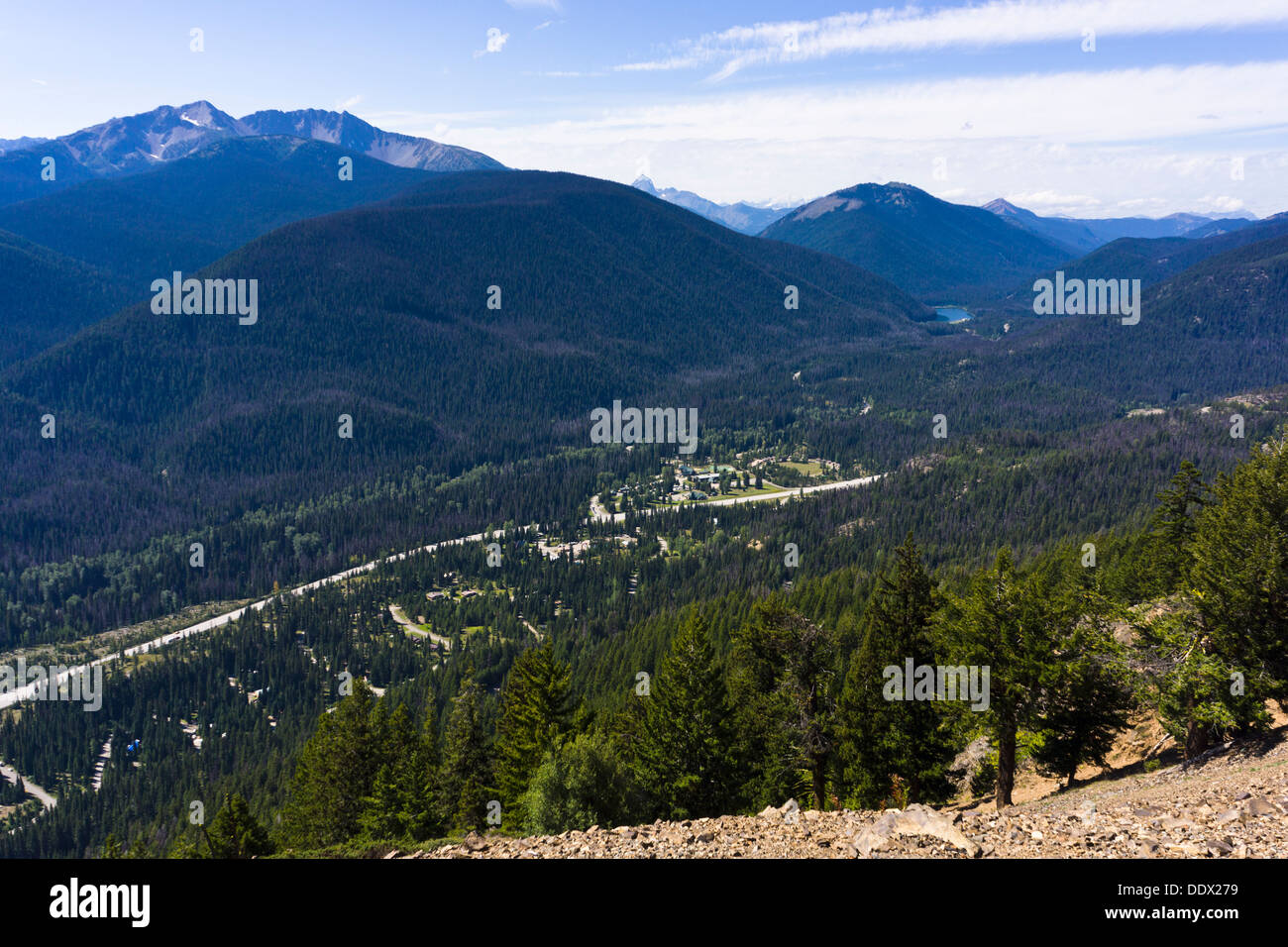 Vista sulla valle, Cascade Mountains e Highway 3 dal Cascade Lookout, E.C. Manning Provincial Park, British Columbia, Canada. Foto Stock