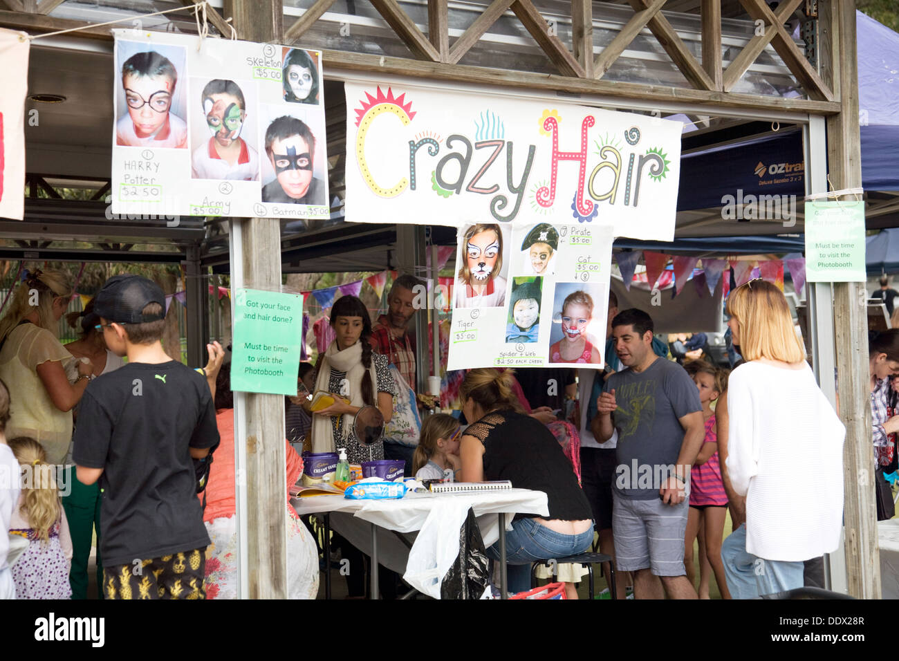 Festa annuale e carnevale della scuola elementare australiana ad Avalon, Sydney, con una pazza stalla di capelli nella foto, Australia Foto Stock