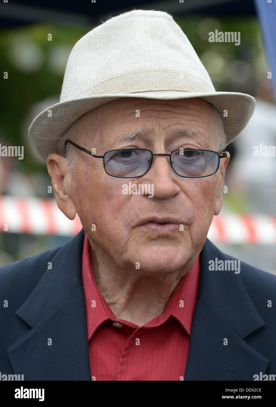 La resistenza ebraica fighter Philip Bialowitz, chi è stato coinvolto nella rivolta in Germania nel campo di sterminio di Sobibor nel 1943, prende parte alla giornata di ricordo e di richiamo avviato dalla Associazione di Berlino di vittime del regime nazista (Berlino VVN BdA) al Tempelhofer Feld di Berlino, Germania, 08 settembre 2013. Foto: RAINER JENSEN Foto Stock