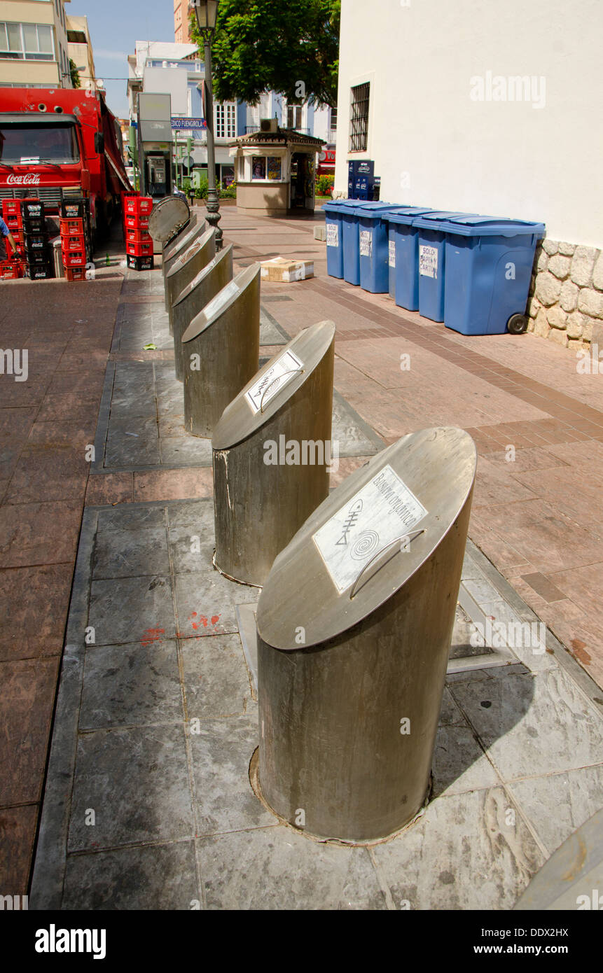 Metallo di smistamento dei rifiuti cestini sulla strada per il riciclaggio, Fuengirola, Spagna. Foto Stock