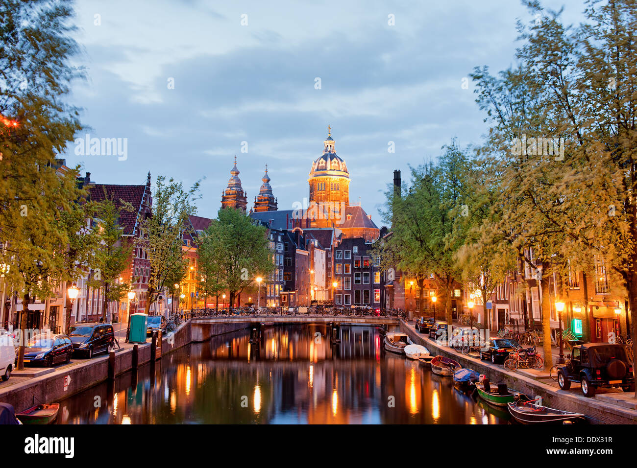 Il quartiere a luci rosse di Amsterdam al crepuscolo in Paesi Bassi, North Holland provincia. Foto Stock