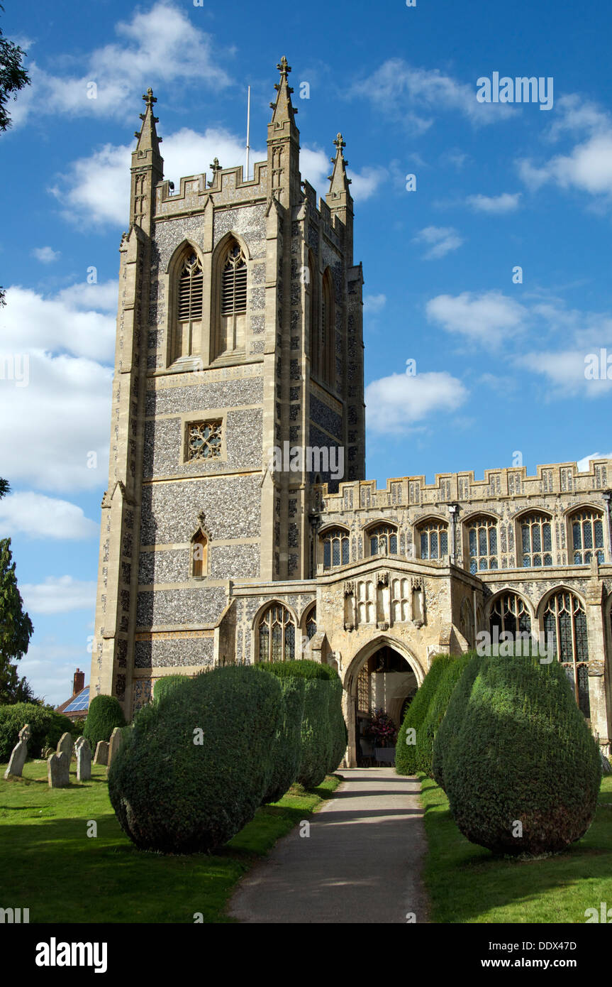 Torre di ingresso e la chiesa della Santa Trinità Long Melford Suffolk in Inghilterra Foto Stock