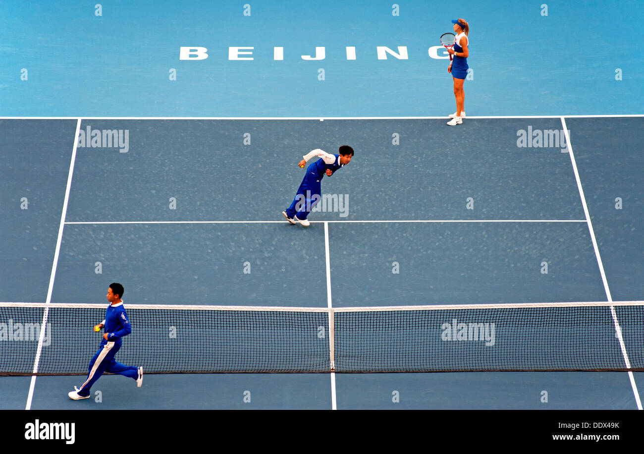 Elena Vesnina della Russia attende le palline da tennis per il suo servizio al China Open Tennis Tournament a Pechino. 4/10/2012 Foto Stock