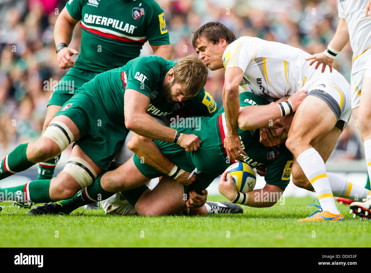 Leicester, Regno Unito. 8 Sep, 2013. Dan Cole che figurano a mordere il dito di Ignacio Mieres durante la Aviva Premiership match tra Leicester Tigers e Worcester Warriors ha giocato a Welford Road, Leicester Credit: Graham Wilson/Alamy Live News Foto Stock