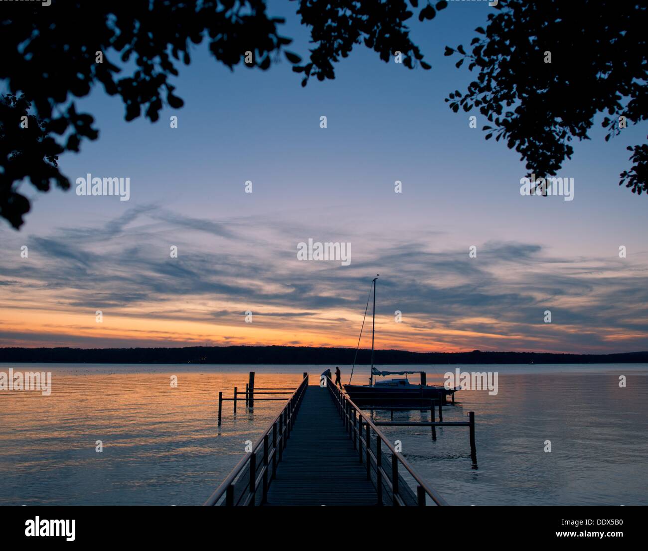 L'ultima luce del giorno illumina il lago Scharmuetzelsee a Bad Saarow, Germania, 07 settembre 2013. Foto: Patrick Pleul Foto Stock