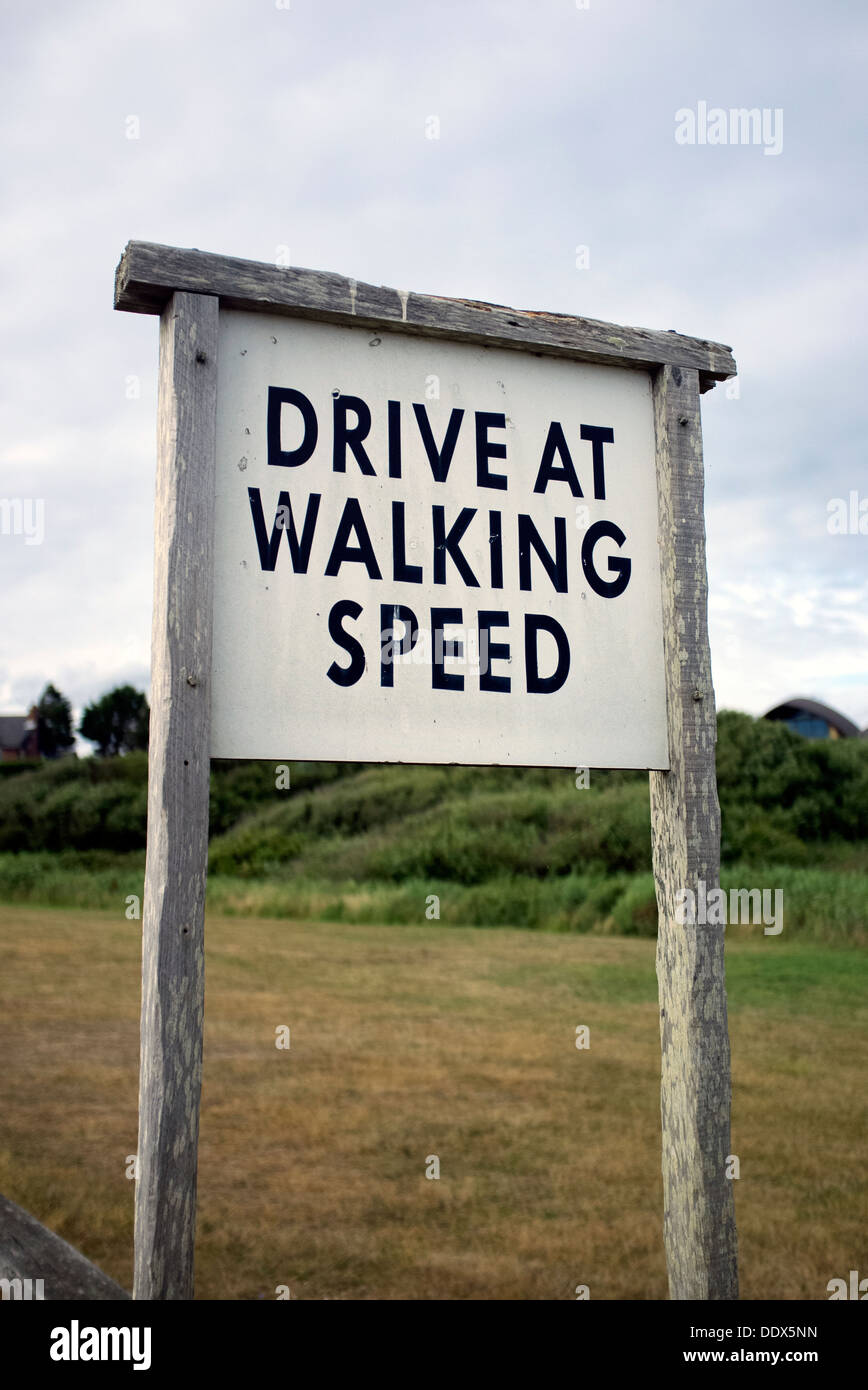 Guidare a velocità pedonale segno Foto Stock