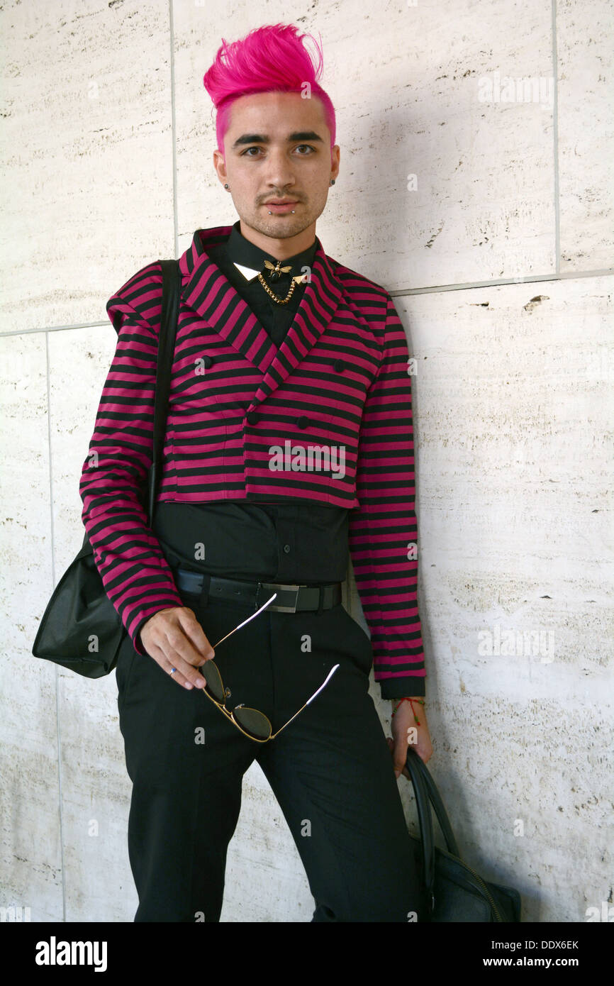 Ritratto di designer Gesù Estrada con un rosso mohawk pettinatura alla Settimana della Moda presso il Lincoln Center di New York City Foto Stock