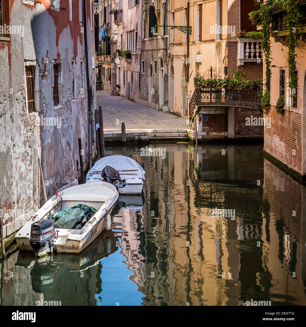 Tipico canale veneziano con gli edifici storici si riflette nell'acqua Foto Stock