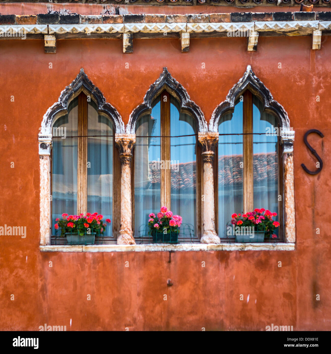 Tipiche di windows e una parete colorata di Murano, Venezia, Italia Foto Stock