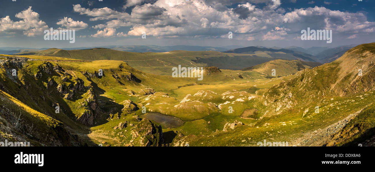 Paesaggio panorama con un cielo blu e nuvole bianche al di sopra delle montagne dei Carpazi Foto Stock